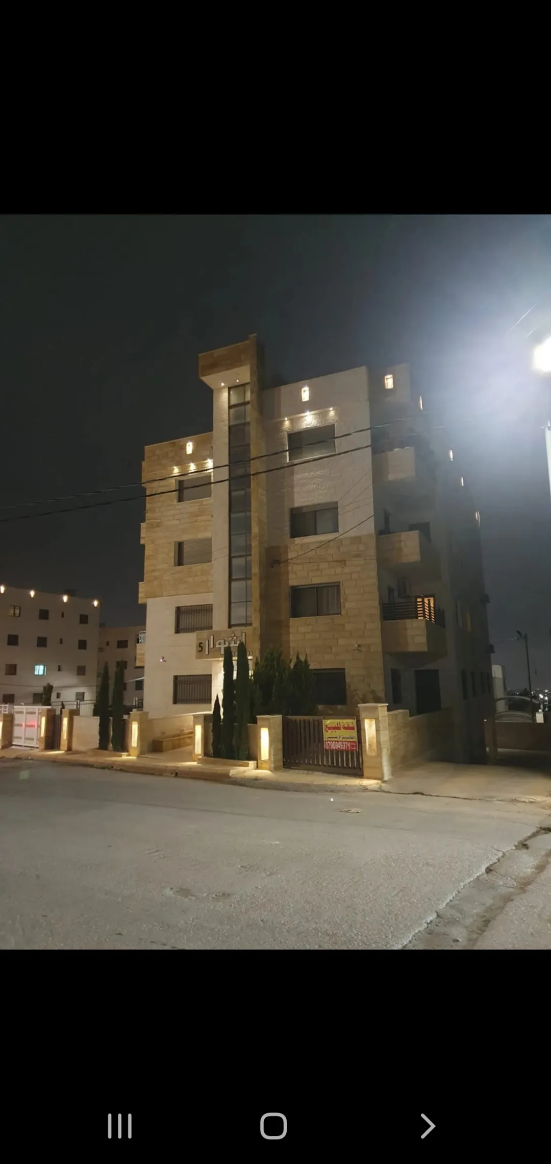 شقه فاخره بالحصن للبيع بموقع حيوي ومطل