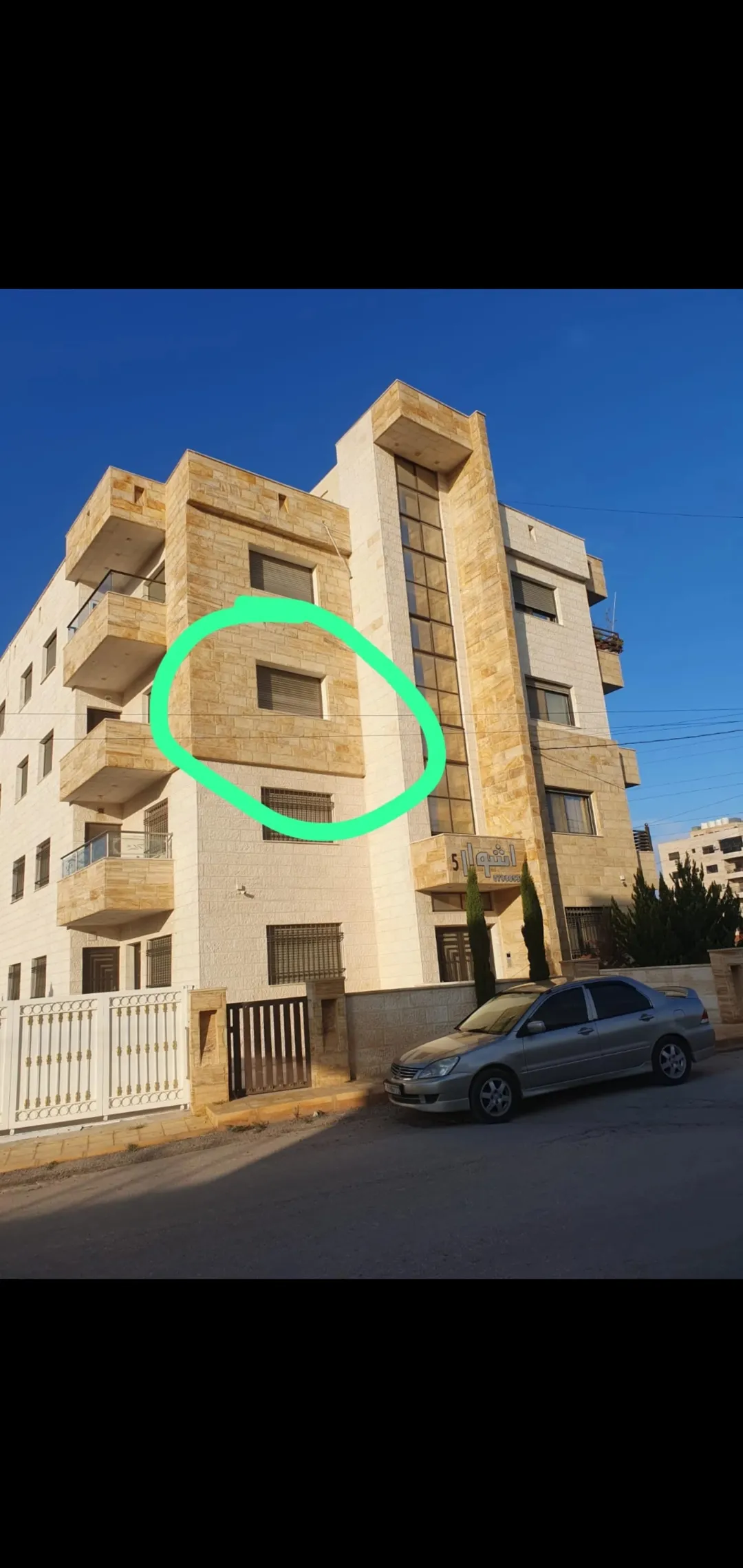 شقه فاخره بالحصن للبيع بموقع حيوي ومطل