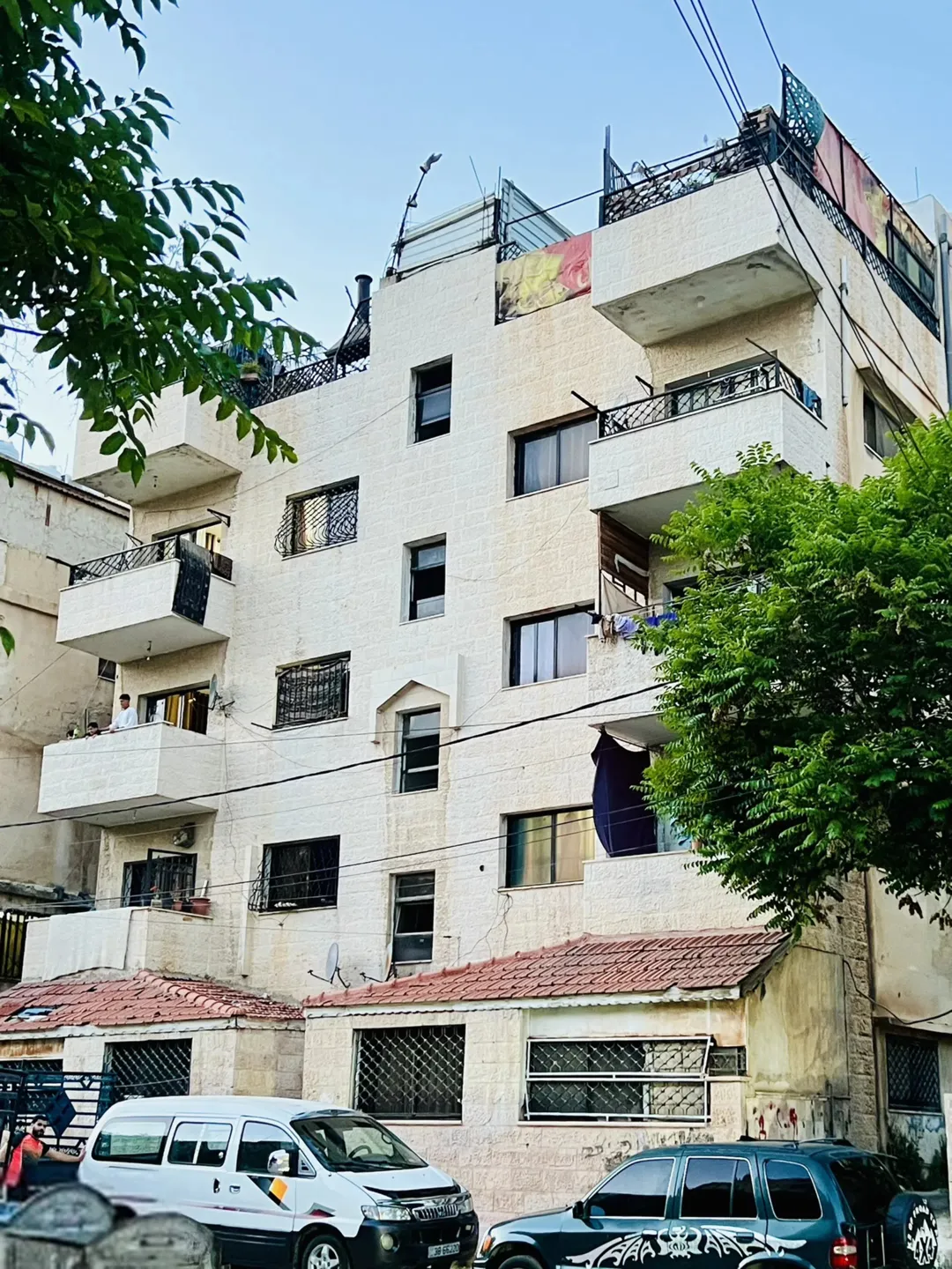 عمارة للبيع مكونه من 10 شقق في شارع الأردن مقابل مسجد عاصم بن ثابت منطقة الحداده