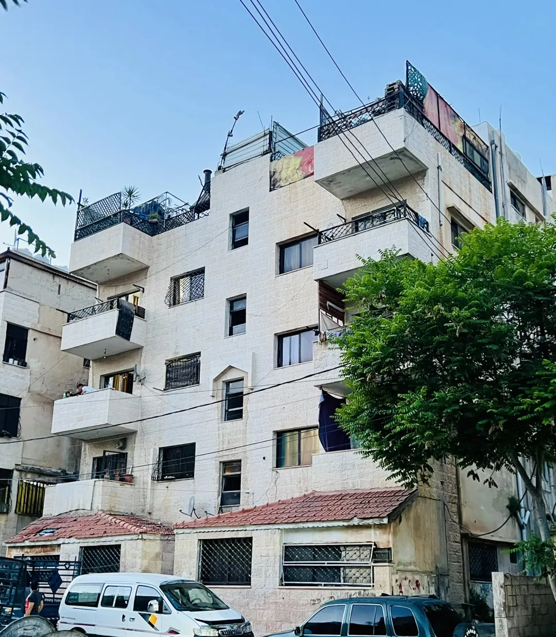 عمارة للبيع مكونه من 10 شقق في شارع الأردن مقابل مسجد عاصم بن ثابت منطقة الحداده
