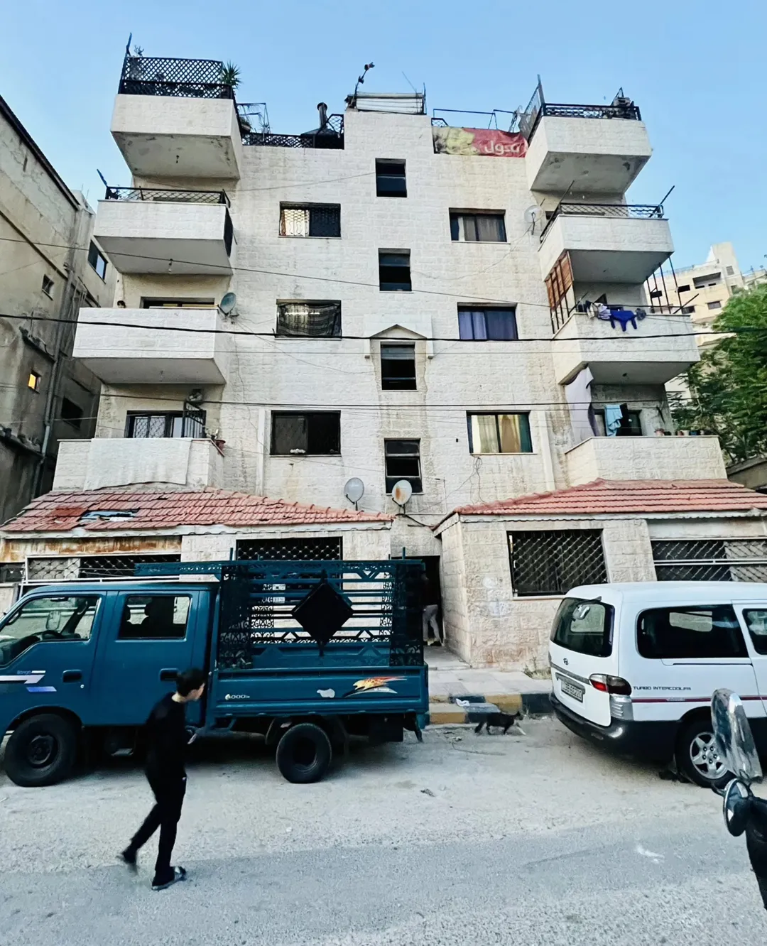 عمارة للبيع مكونه من 10 شقق في شارع الأردن مقابل مسجد عاصم بن ثابت منطقة الحداده