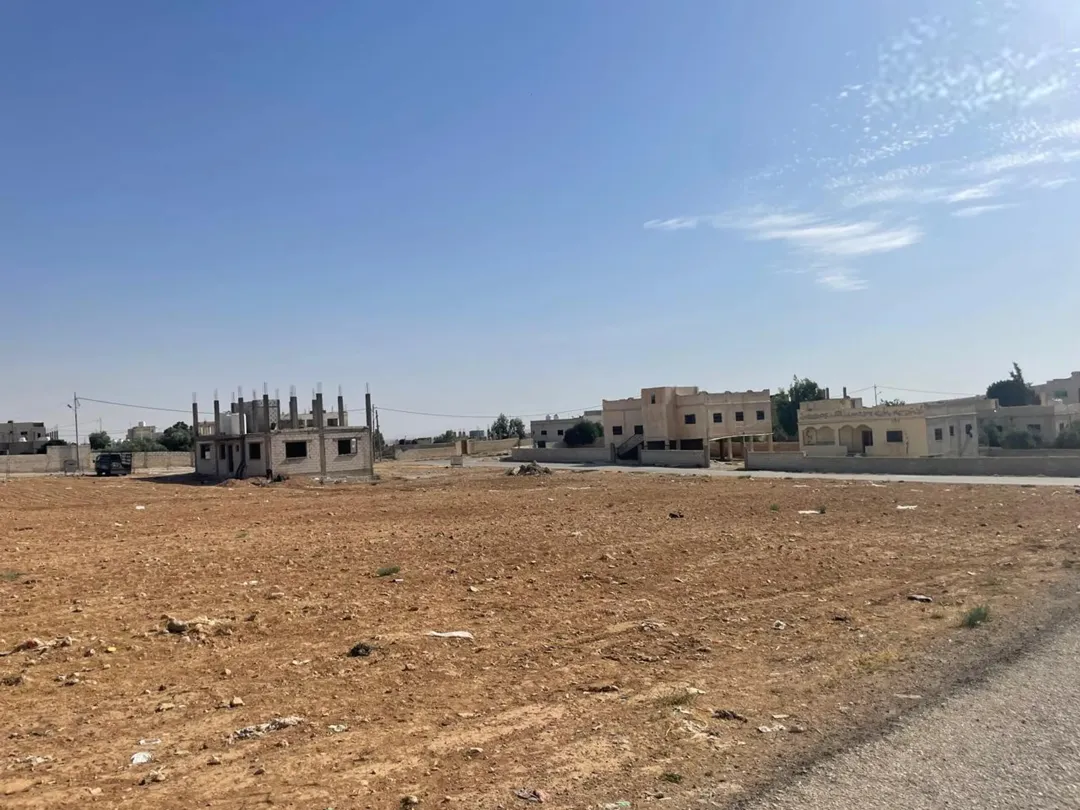 ارض تصلح لبناء إسكان على شارعين