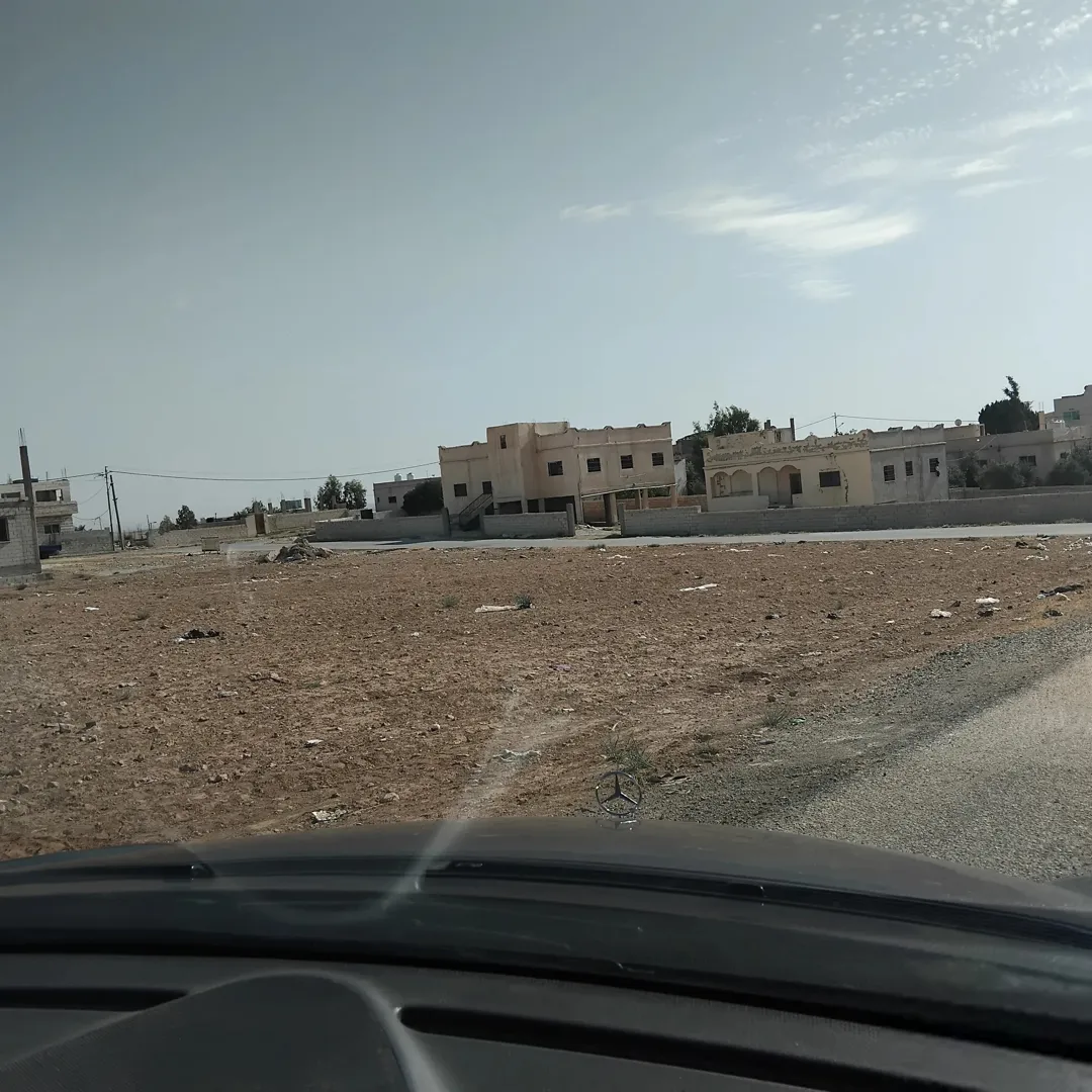 ارض تصلح لبناء إسكان على شارعين
