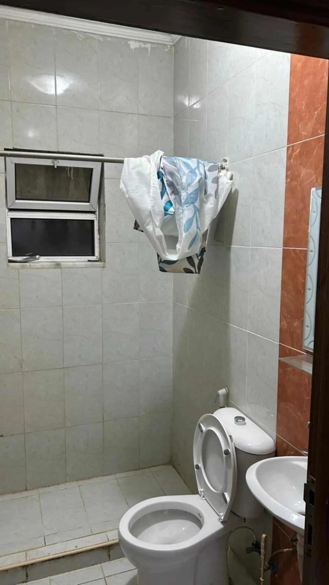 شقة مفروشة في منطقة الجبيهة التواصل عن طريق الواتساب فقط.