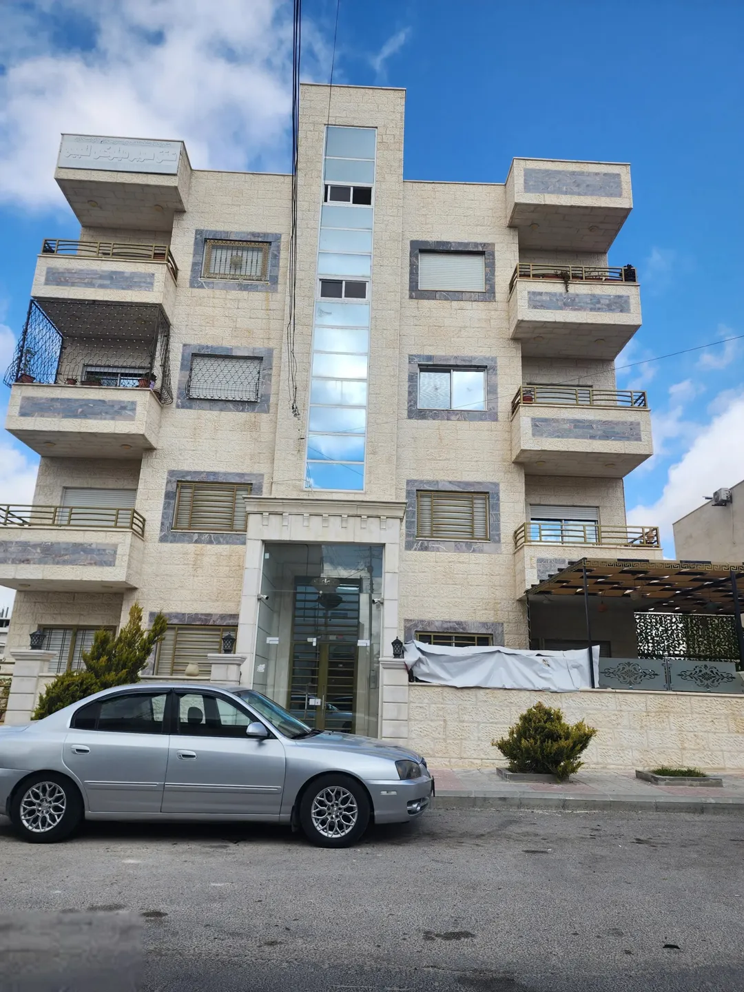 شقة فاخرة بإطلالة ساحرة في أبو علندا – حوض الفخيت