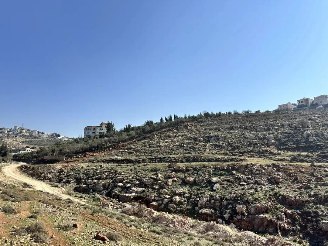 ارض مميزة في غرب عمان مرج الحمام المشبك 685 مترًا مربعًا