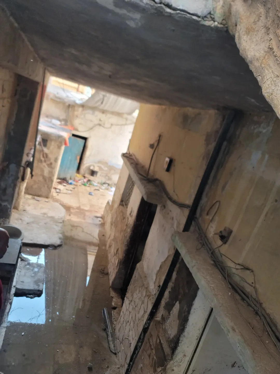 بيت بمخيم الزرقاء مقابل مسجد الروضة بسعر حرق