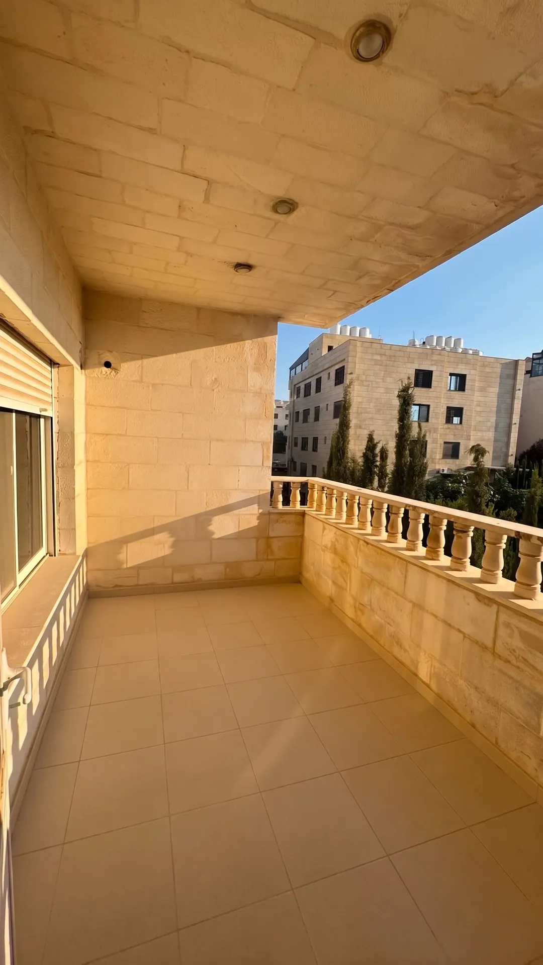 شقة للبيع في ضاحية النخيل بمساحة 165 متر طابق ثاني مع مصعد – موقع مميز جدا و حيوي
