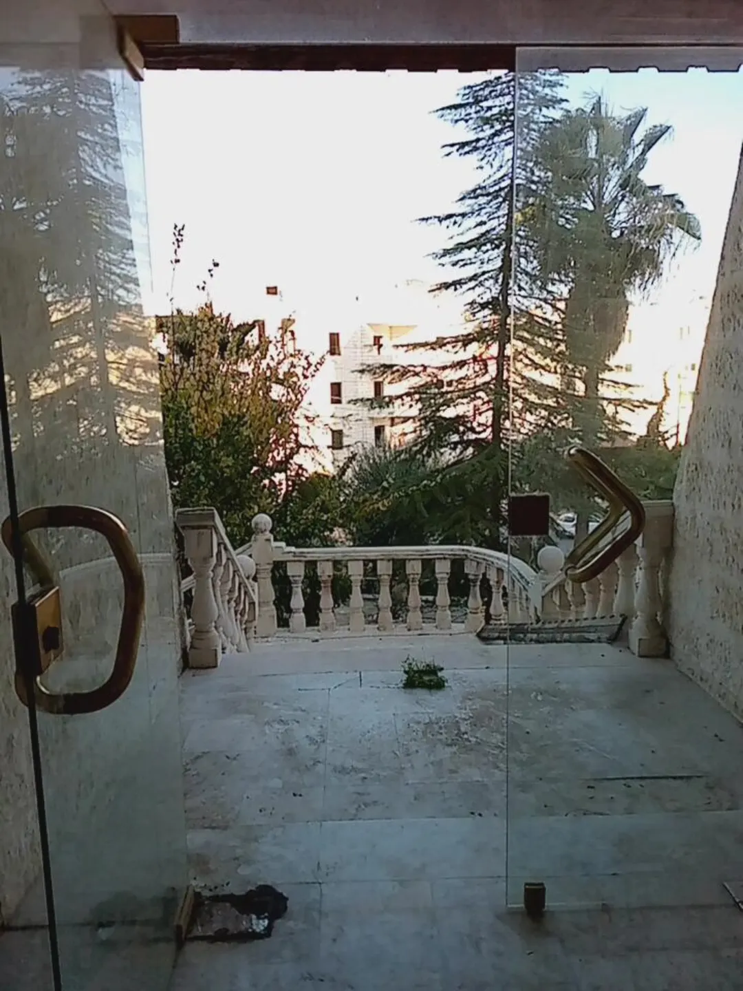 مباشره فيلا ومبنى للبيع تلاع العلي خلف مطعم ورد وعمان مول