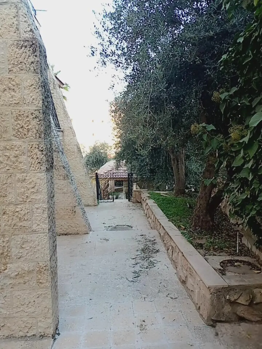 مباشره فيلا ومبنى للبيع تلاع العلي خلف مطعم ورد وعمان مول