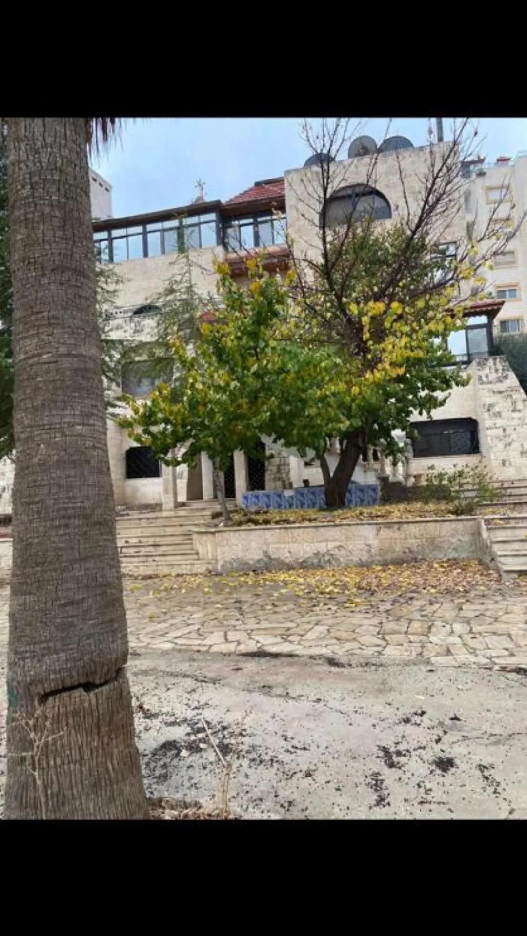 مباشره فيلا ومبنى للبيع تلاع العلي خلف مطعم ورد وعمان مول