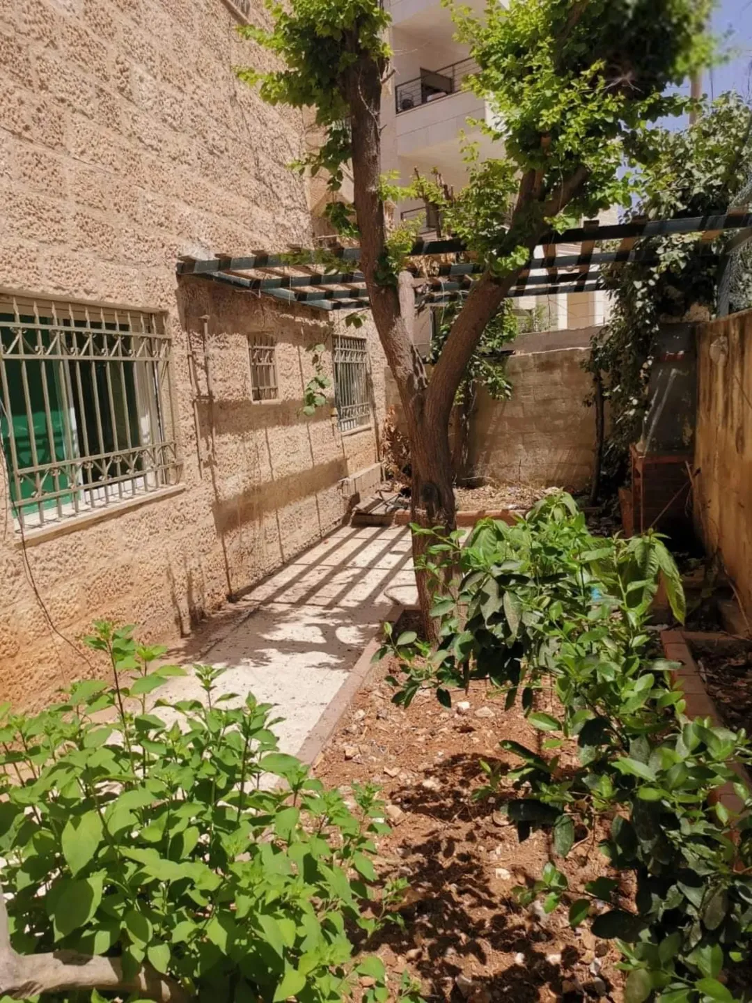 شقة للبيع في الجبيهة – طابق شبه أرضي مع حديقة