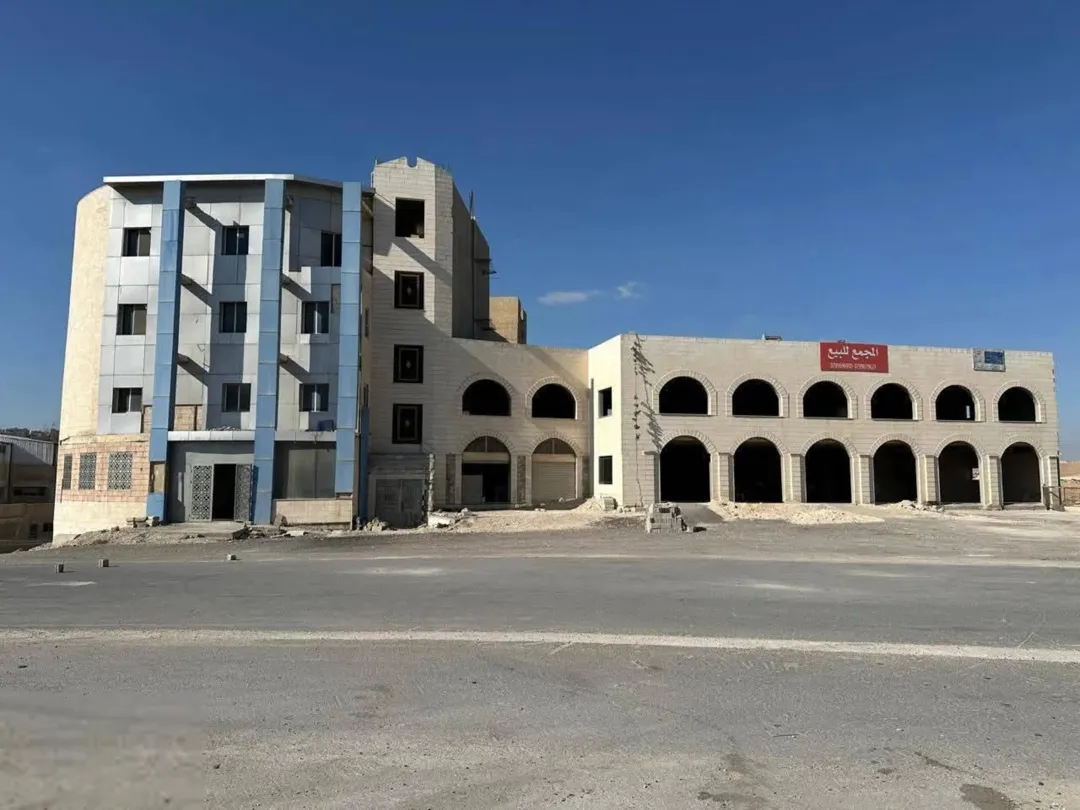 مجمع تجاري ضخم للبيع (10,000 م2) -بمواصفات عالمية، ماركا،واجهات إعلانية ضخمة أمام مليون مركبة يوميا.