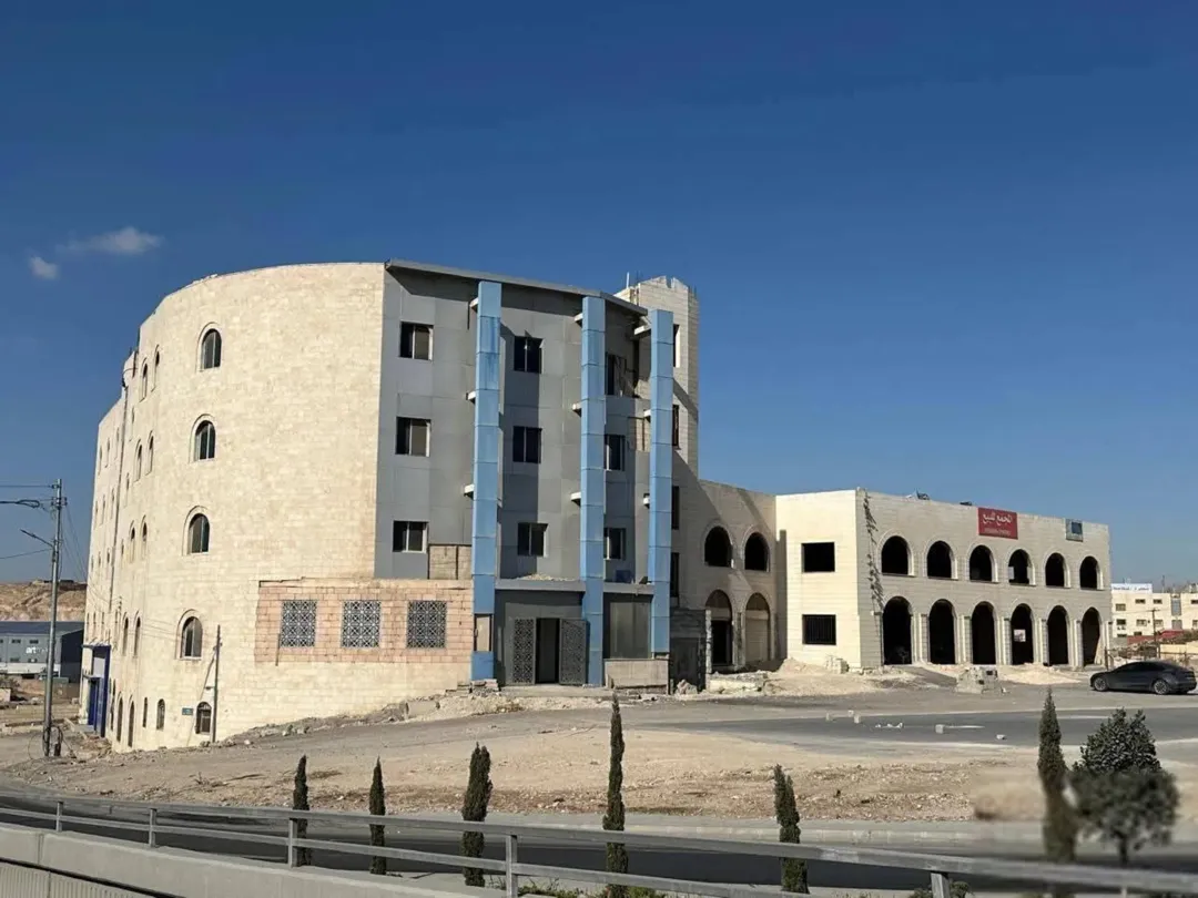 مجمع تجاري ضخم للبيع (10,000 م2) -بمواصفات عالمية، ماركا،واجهات إعلانية ضخمة أمام مليون مركبة يوميا.