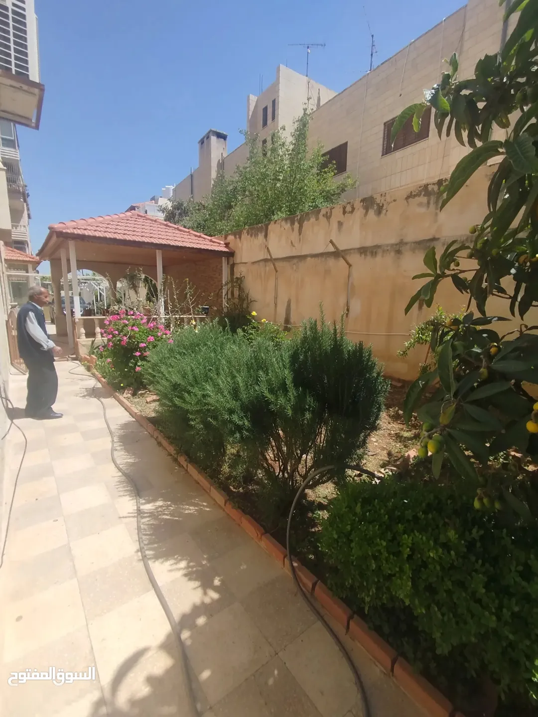 شقة أرضية فاخرة للبيع مدخل مستقل و كراج خاص وحديقة واسعة مساحة خارجية 240 متر