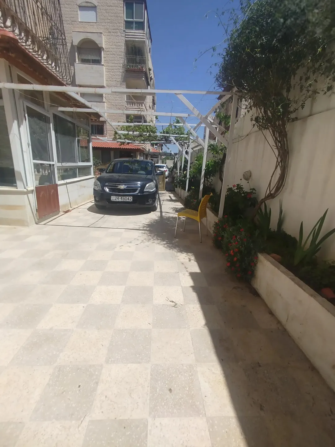 شقة أرضية فاخرة للبيع مدخل مستقل و كراج خاص وحديقة واسعة مساحة خارجية 240 متر
