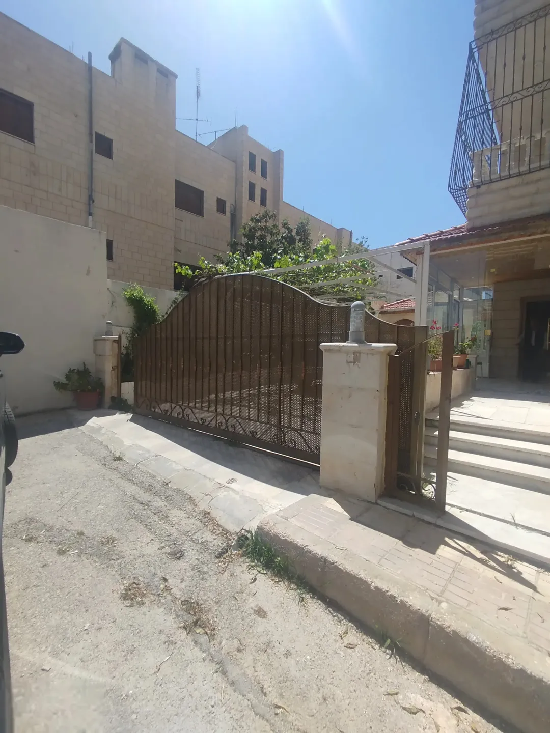 شقة أرضية فاخرة للبيع مدخل مستقل و كراج خاص وحديقة واسعة مساحة خارجية 240 متر