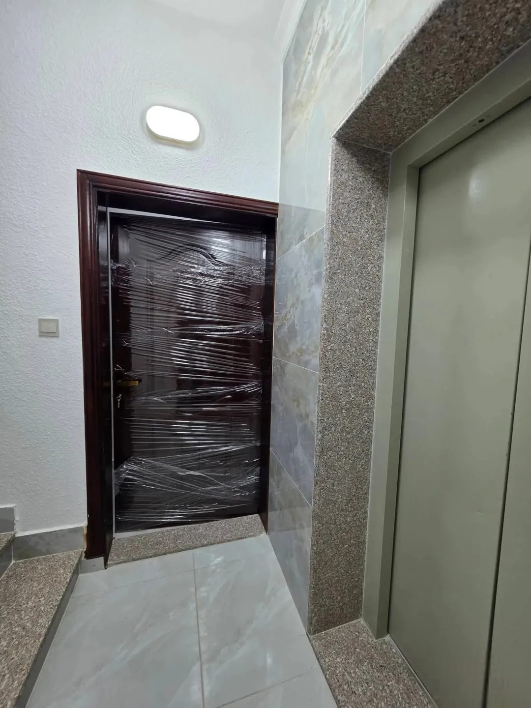 شقة فاخرة جديدة في العقبة طابق ثاني فوق الارضي