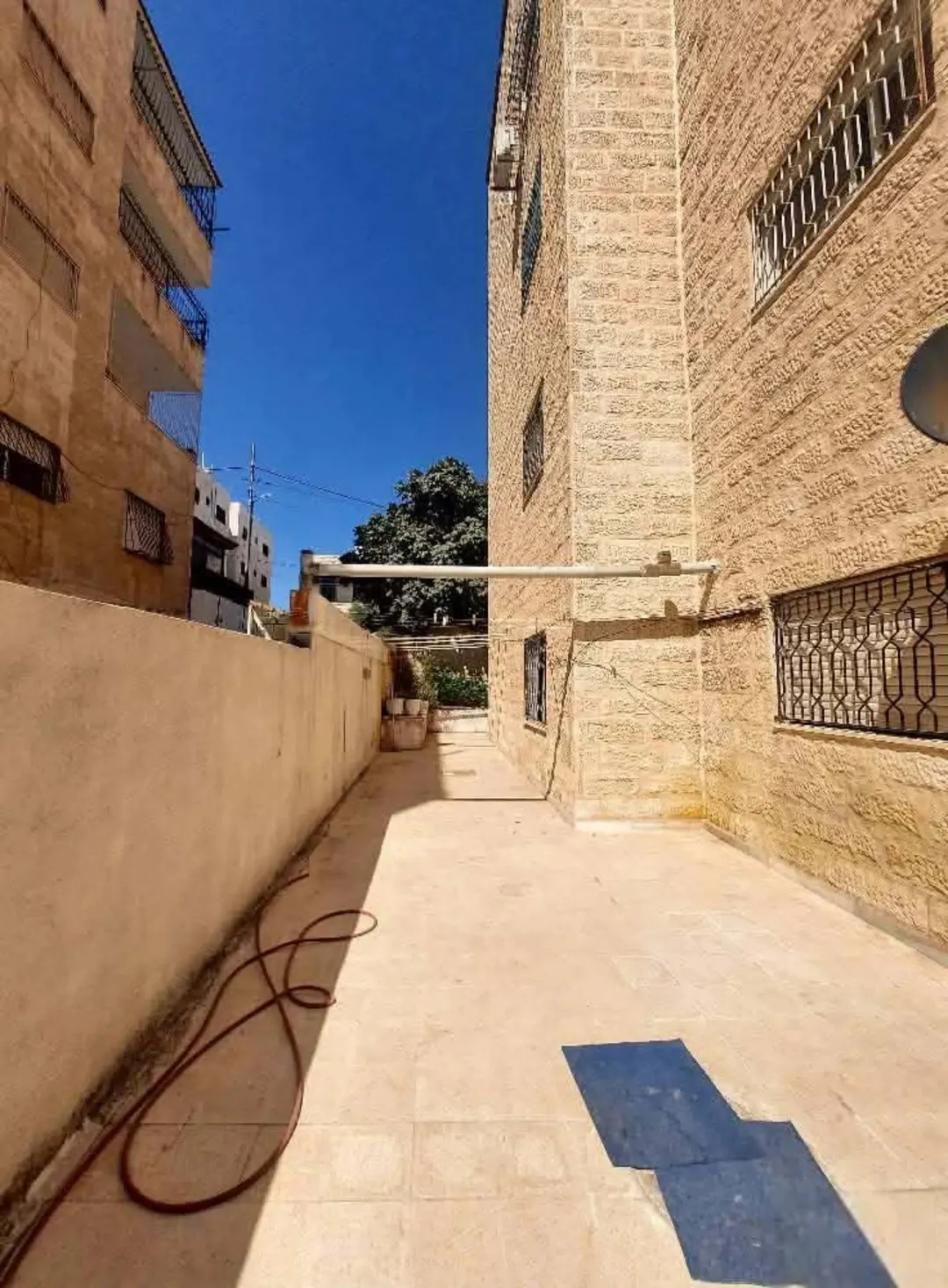 حرق حرق والبيع مستعجل وفوري شقة للبيع شبه ارضي 133 متر الها مدخلين 3 غرف نوم ومن ضمنهم وحدة ماستر وص