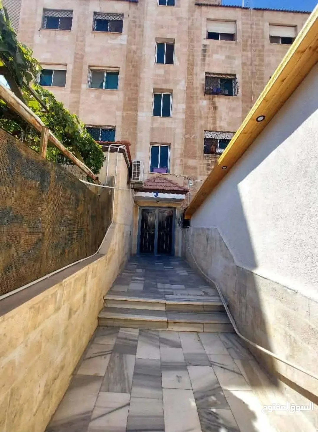 حرق حرق والبيع مستعجل وفوري شقة للبيع شبه ارضي 133 متر الها مدخلين 3 غرف نوم ومن ضمنهم وحدة ماستر وص