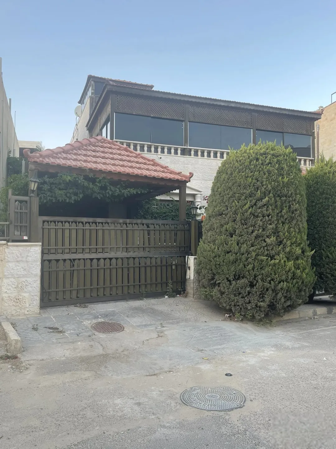 فيلا فاخرة مفروشة للبيع أو البدل في منطقة البنيات – عمان