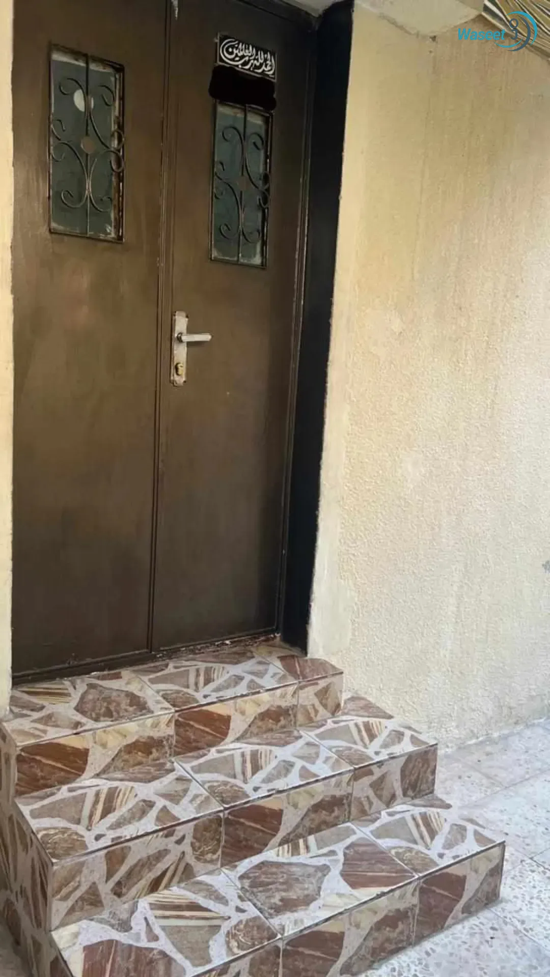 شقة للبيع تتكون من 3 غرف نوم وحمام ومطبخ وصالون وتهوية من ثلاث جهات ومخزن