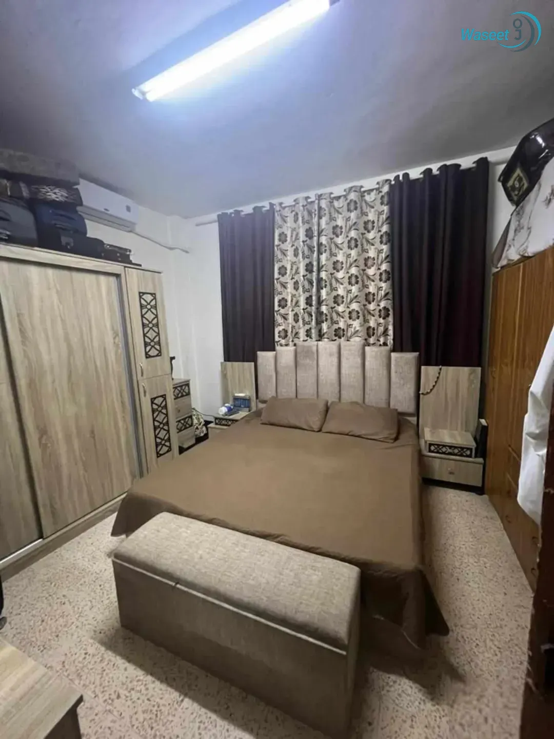 شقة للبيع تتكون من 3 غرف نوم وحمام ومطبخ وصالون وتهوية من ثلاث جهات ومخزن