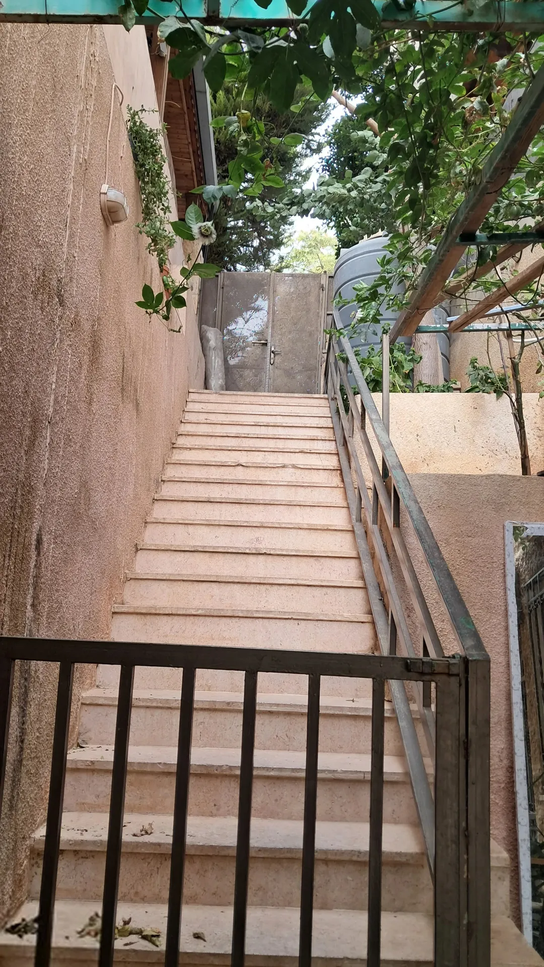شقة شبه ارضي للبيع