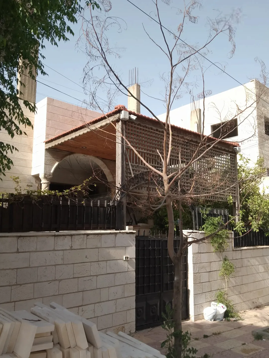عمارة سكنية فاخرة من طابقين وأربع شقق