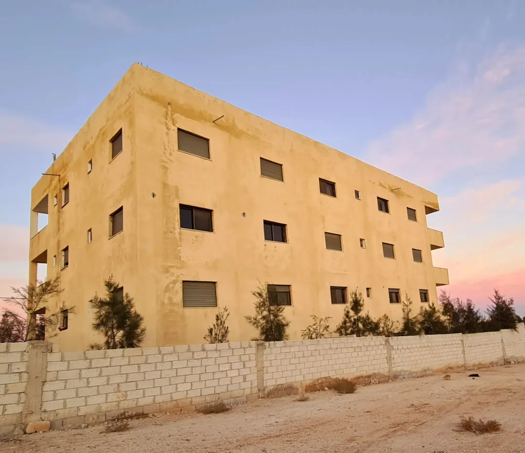 عمارة سكنية للبيع في الموقر – 12 شقة سوبر ديلوكس بإطلالة مميزة