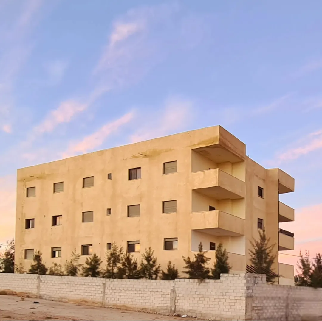 عمارة سكنية للبيع في الموقر – 12 شقة سوبر ديلوكس بإطلالة مميزة