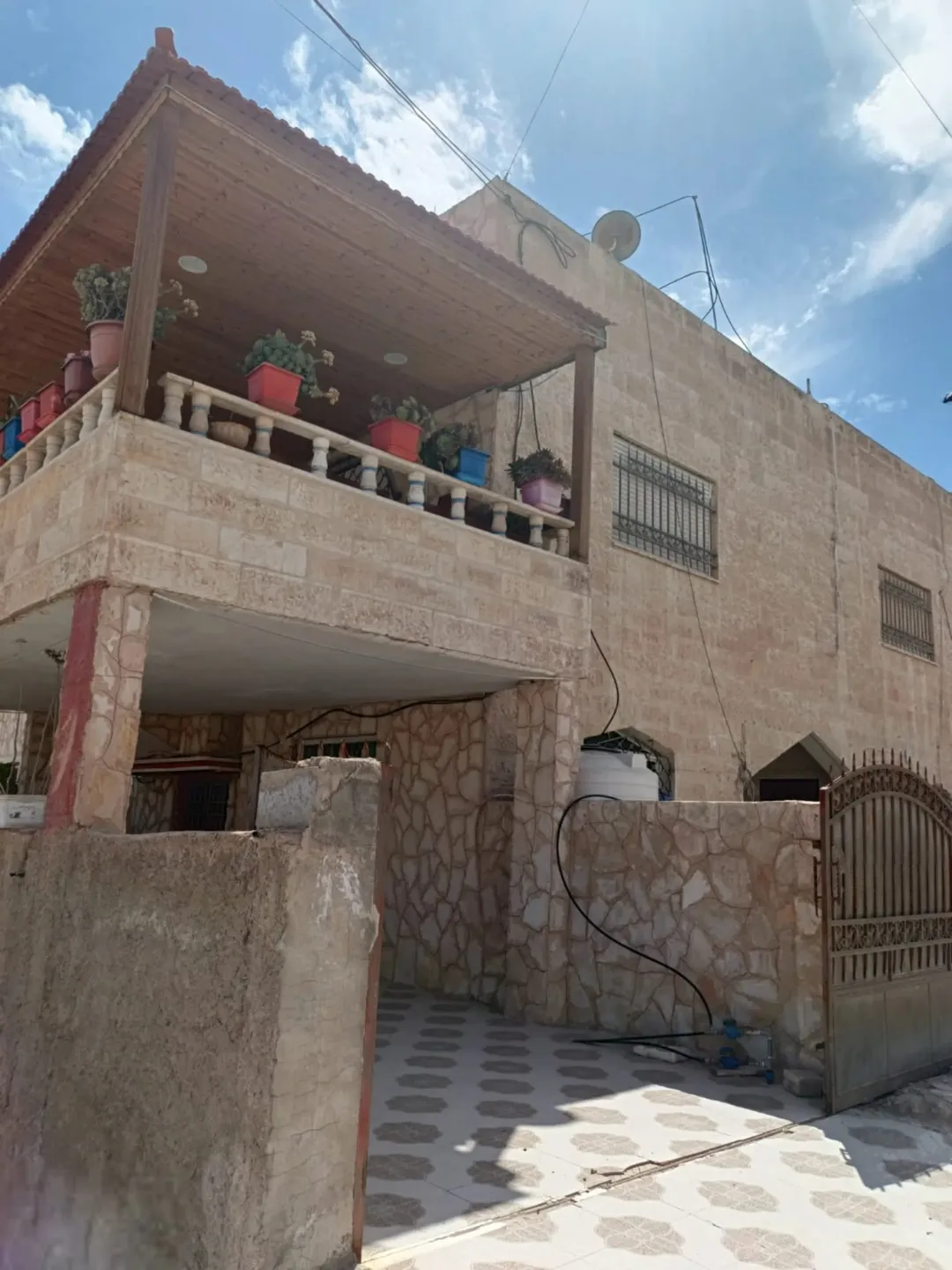عمارة للبيع في الزواهرة – الزرقاء على شارع رئيسي