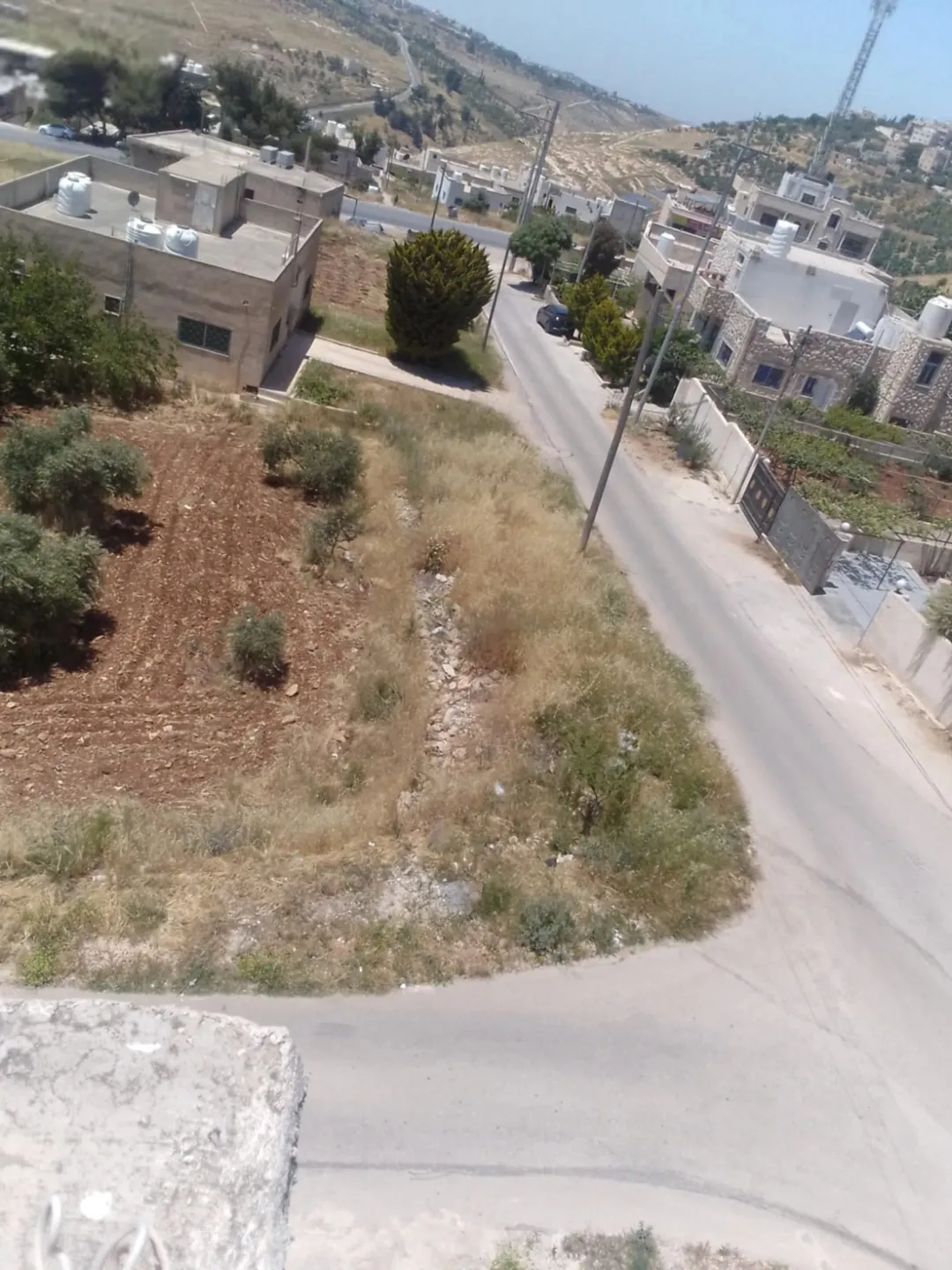 ثلاث طوابق مرخص كامل الطابق الاول ثلاث غرف ومطبخ وحمامين ومضافه بير ماء 45 م مطبخ جاهز راكب ارضي