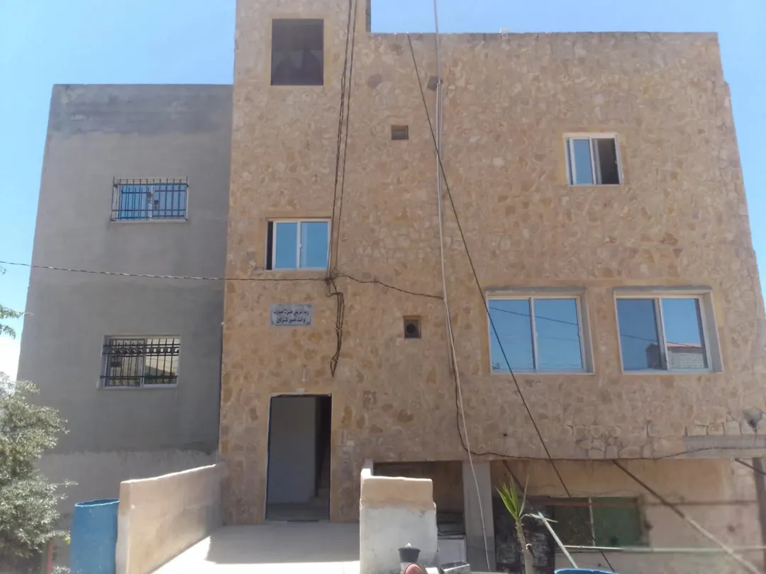 ثلاث طوابق مرخص كامل الطابق الاول ثلاث غرف ومطبخ وحمامين ومضافه بير ماء 45 م مطبخ جاهز راكب ارضي