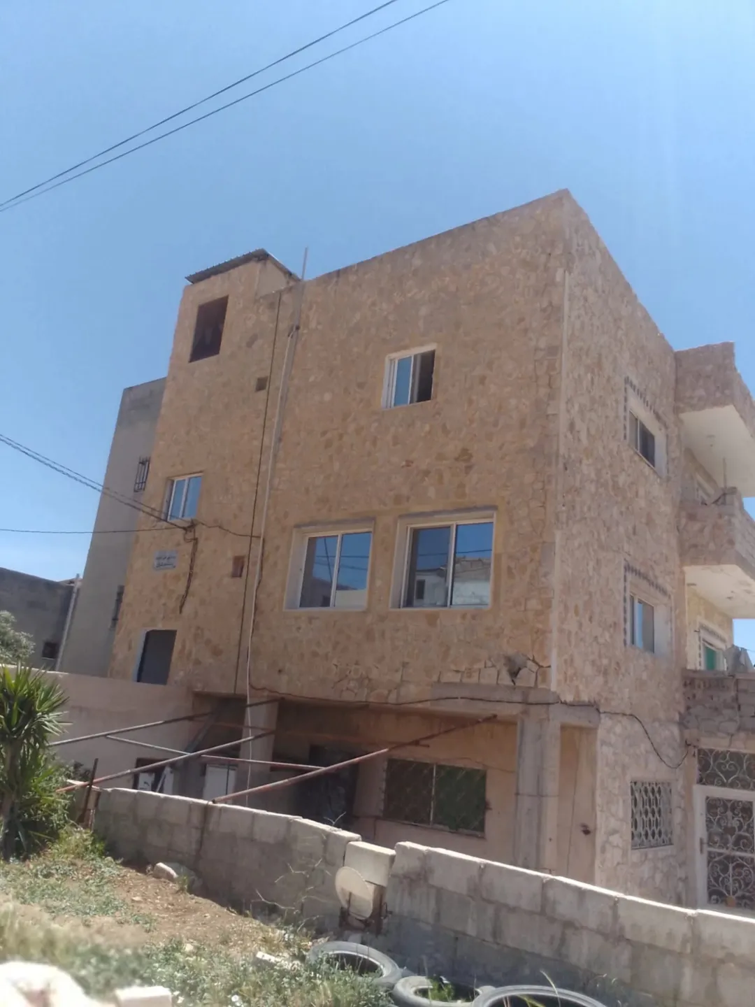 ثلاث طوابق مرخص كامل الطابق الاول ثلاث غرف ومطبخ وحمامين ومضافه بير ماء 45 م مطبخ جاهز راكب ارضي