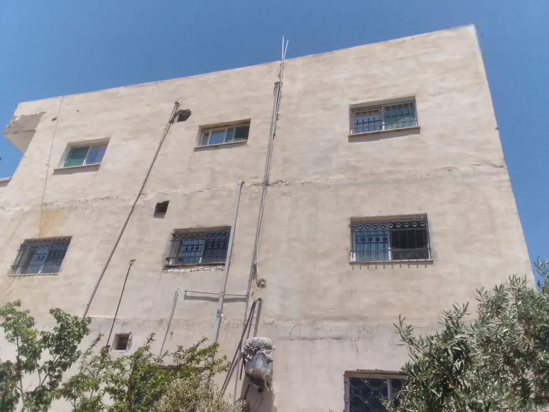 ثلاث طوابق مرخص كامل الطابق الاول ثلاث غرف ومطبخ وحمامين ومضافه بير ماء 45 م مطبخ جاهز راكب ارضي