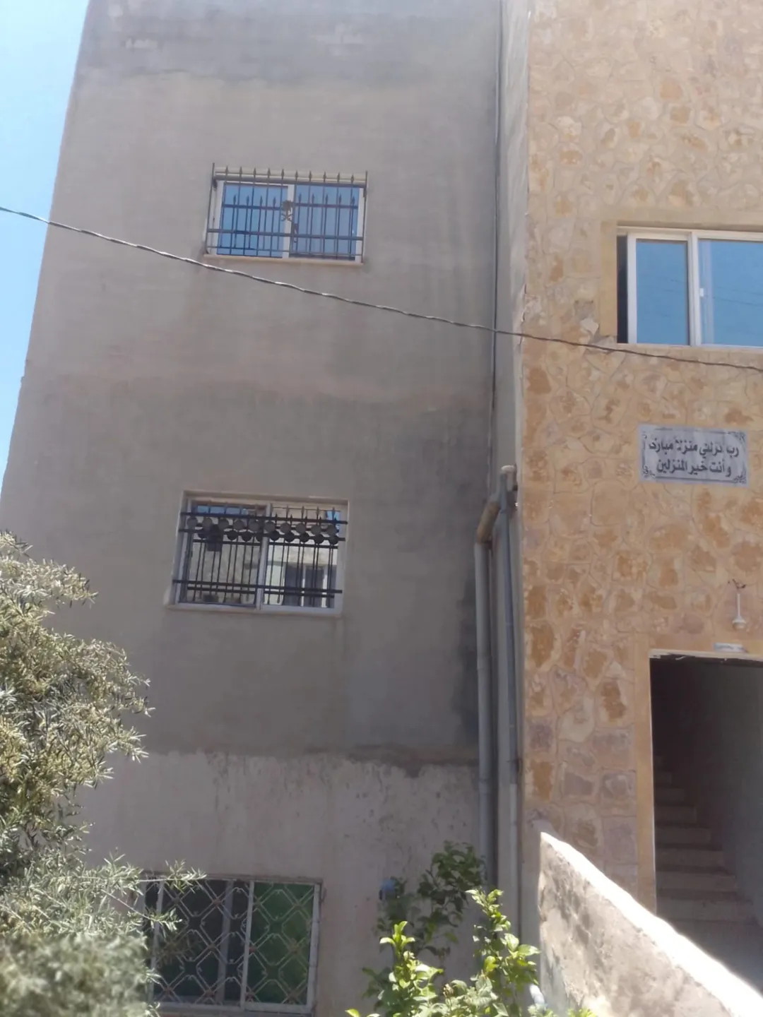 ثلاث طوابق مرخص كامل الطابق الاول ثلاث غرف ومطبخ وحمامين ومضافه بير ماء 45 م مطبخ جاهز راكب ارضي