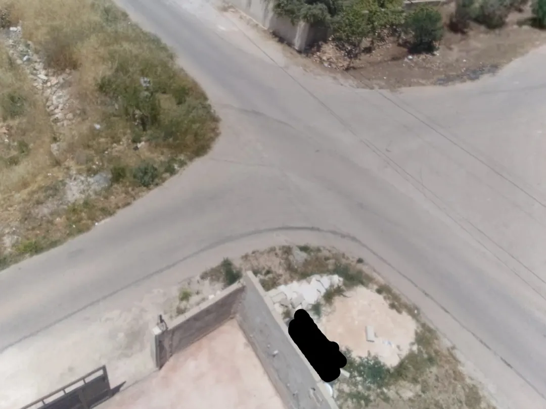 ثلاث طوابق مرخص كامل الطابق الاول ثلاث غرف ومطبخ وحمامين ومضافه بير ماء 45 م مطبخ جاهز راكب ارضي