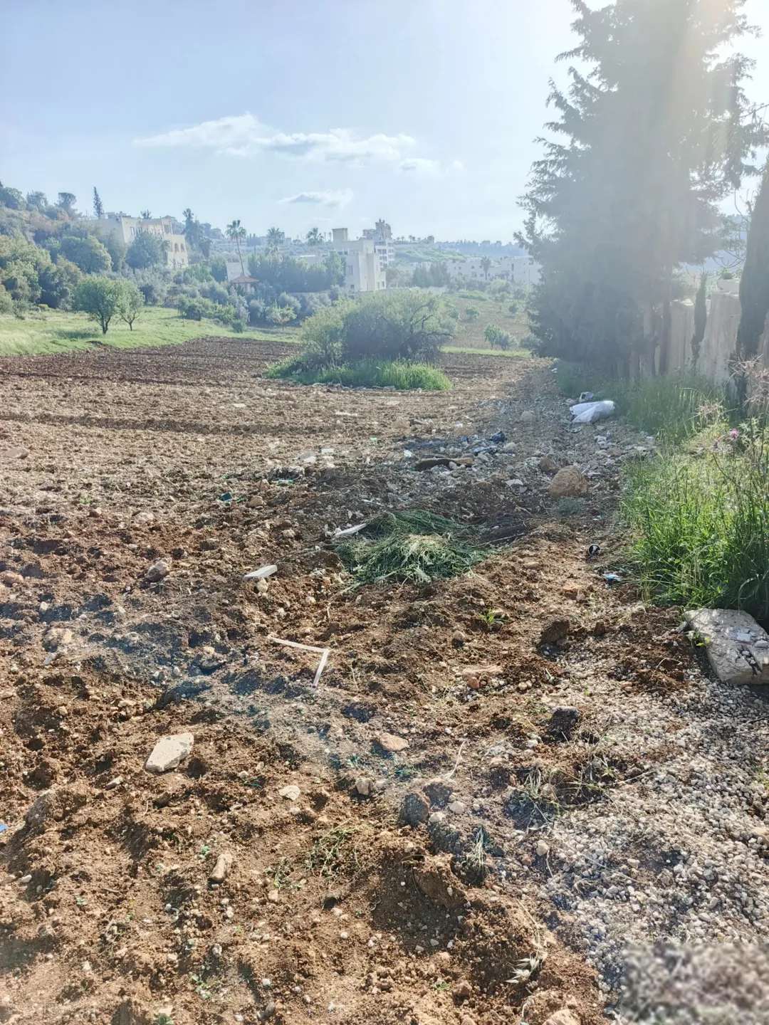 الفحيص الحمر أ، ض للبيع مميزه مستويه على شارعين الخدمات متوفره