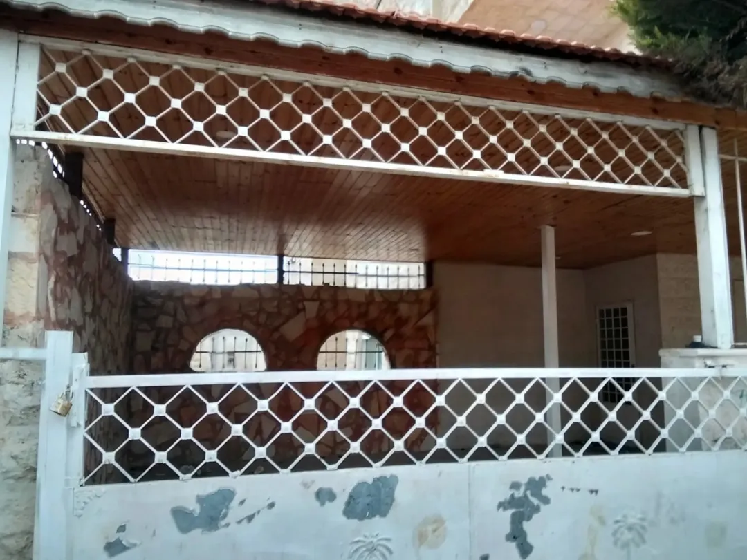 شقة أرضية للبيع في الجبيهة بالقرب من الجامعة الأردنية