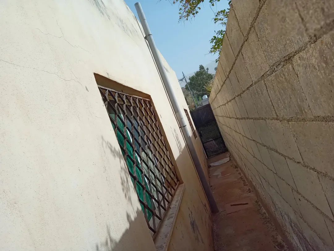 منزل سكني مميز يضم شقتين ووحدة إضافية