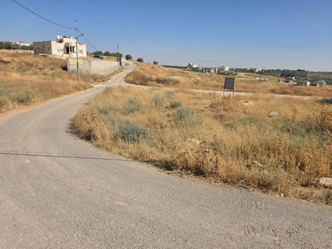 أرض سكنية مميزة للبيع في ناعور – طريق المطار