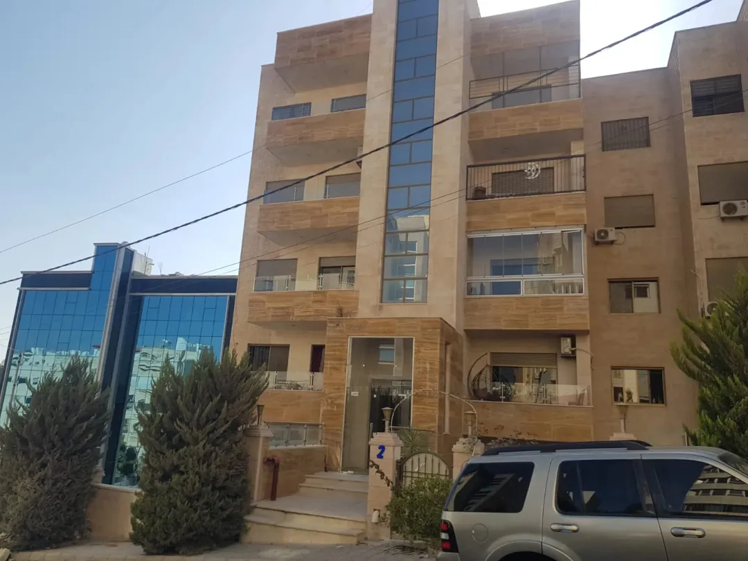 شقة أرضية 133 م خلدا قبال ميداس عمرها 10 سنوات 3 نوم 1ماستر 3 حمام صالون مطبخ راكب بلكونة