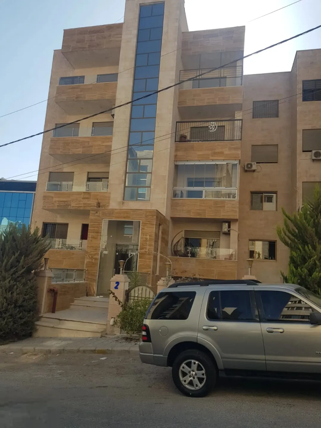 شقة أرضية 133 م خلدا قبال ميداس عمرها 10 سنوات 3 نوم 1ماستر 3 حمام صالون مطبخ راكب بلكونة