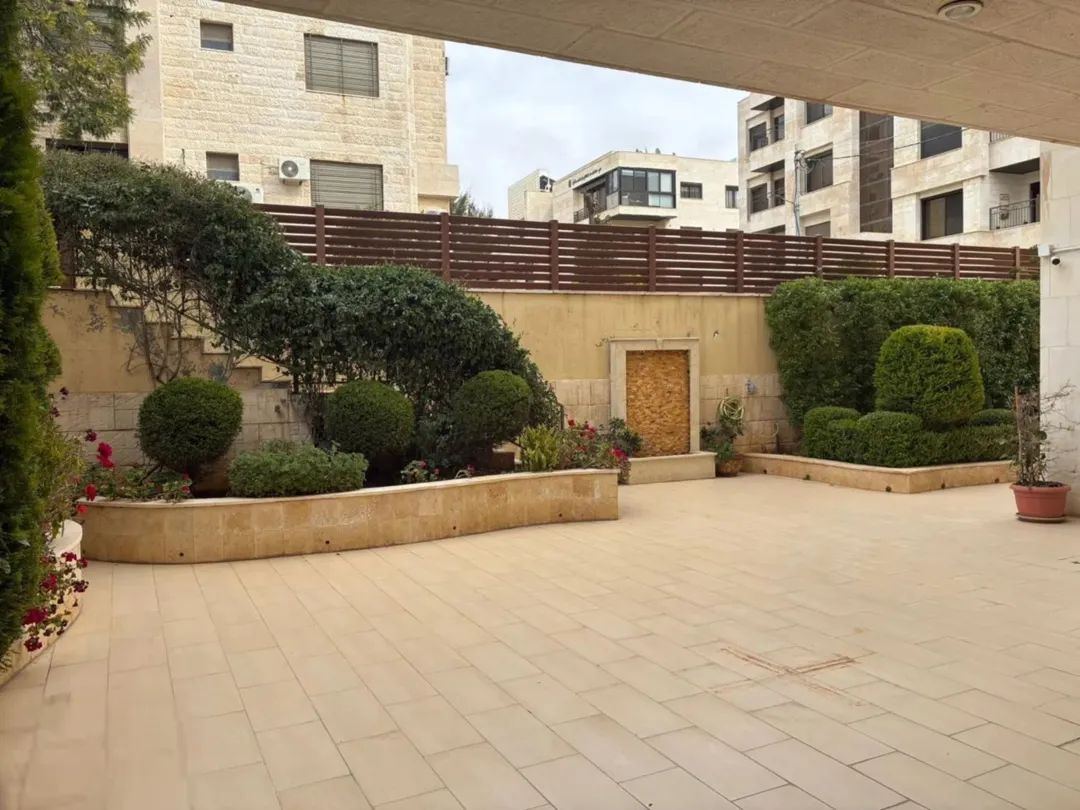 شقة شبه أرضي في موقع مميز في ضاحية النخيل للبيع