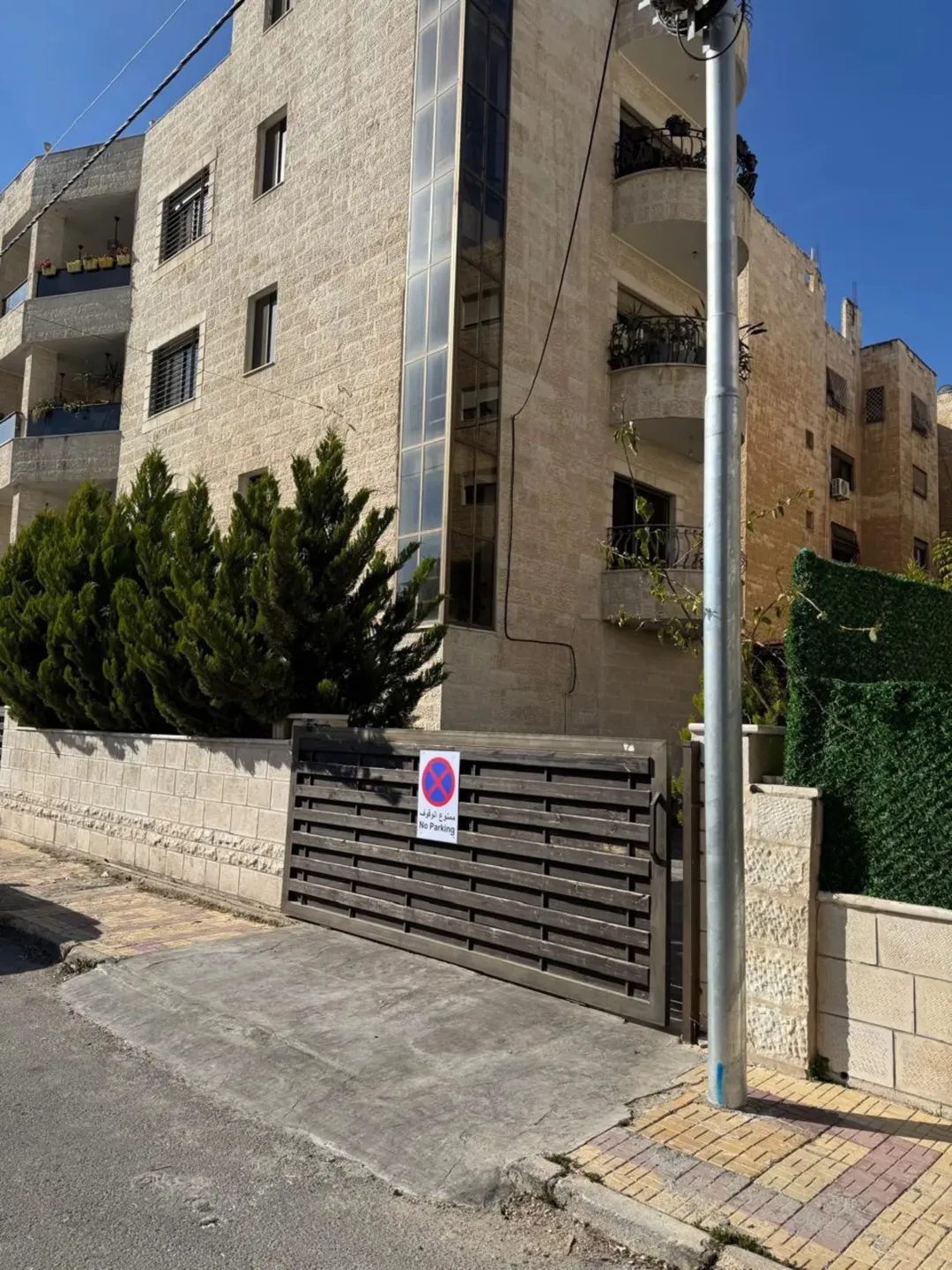 عمارة سكنية في شارع مكة عمارة 4 طوابق للبيع شقق طابقية 250 م2 بالاضافة ل رووف مطل و حديقة كبيرة