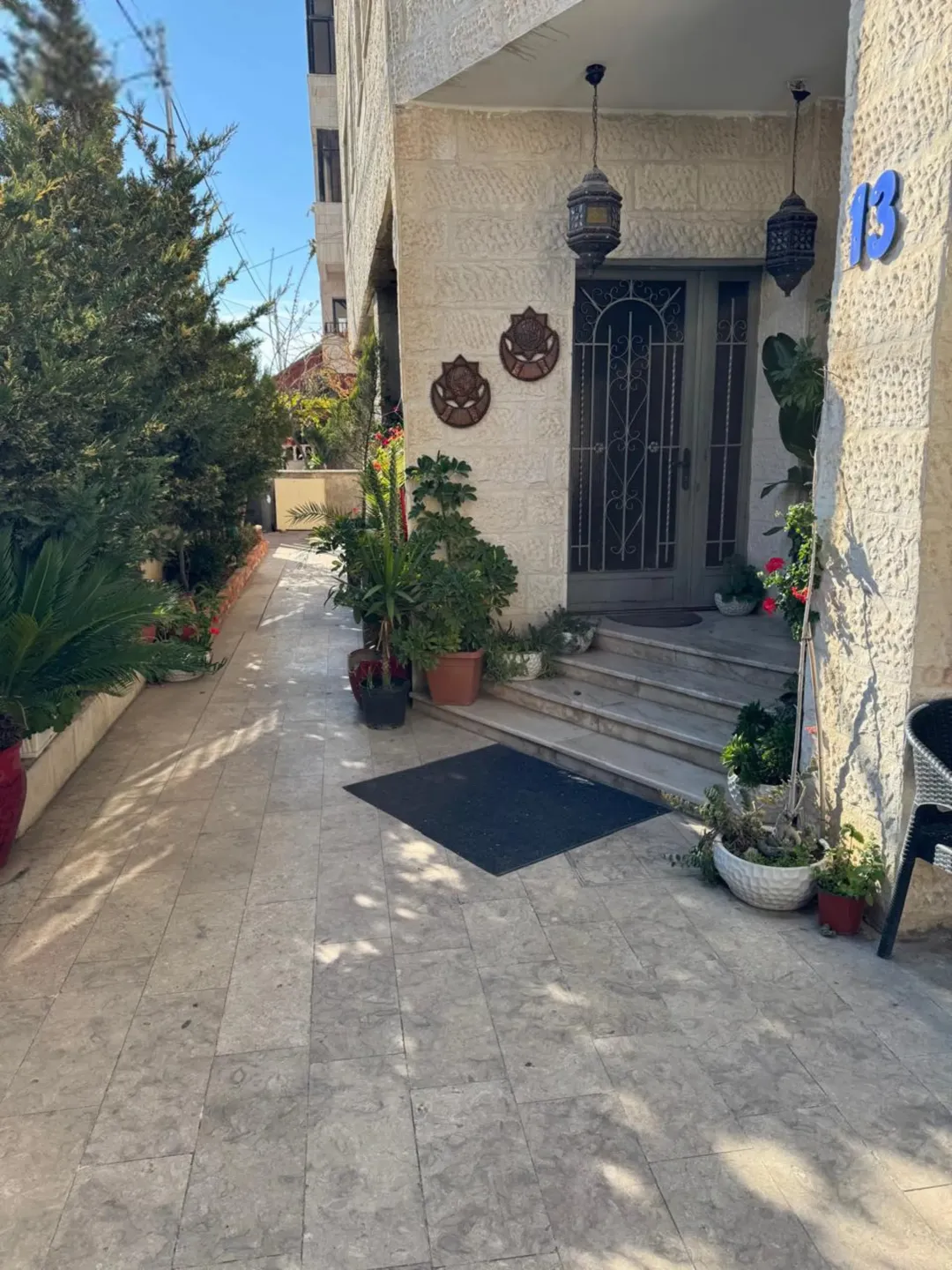 عمارة سكنية في شارع مكة عمارة 4 طوابق للبيع شقق طابقية 250 م2 بالاضافة ل رووف مطل و حديقة كبيرة