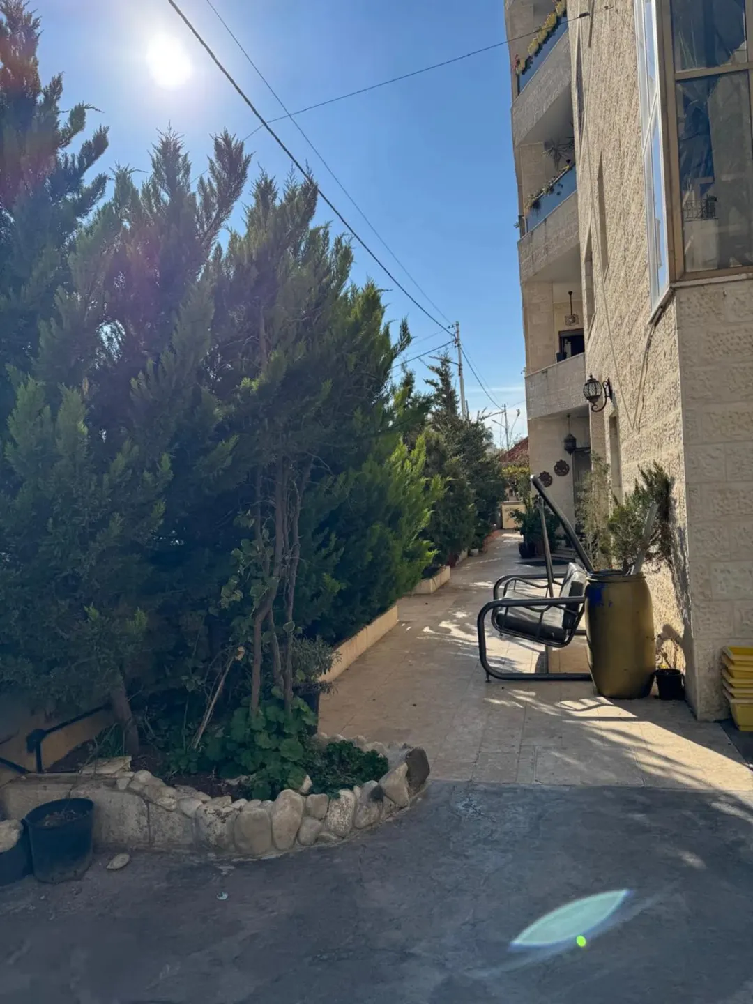 عمارة سكنية في شارع مكة عمارة 4 طوابق للبيع شقق طابقية 250 م2 بالاضافة ل رووف مطل و حديقة كبيرة