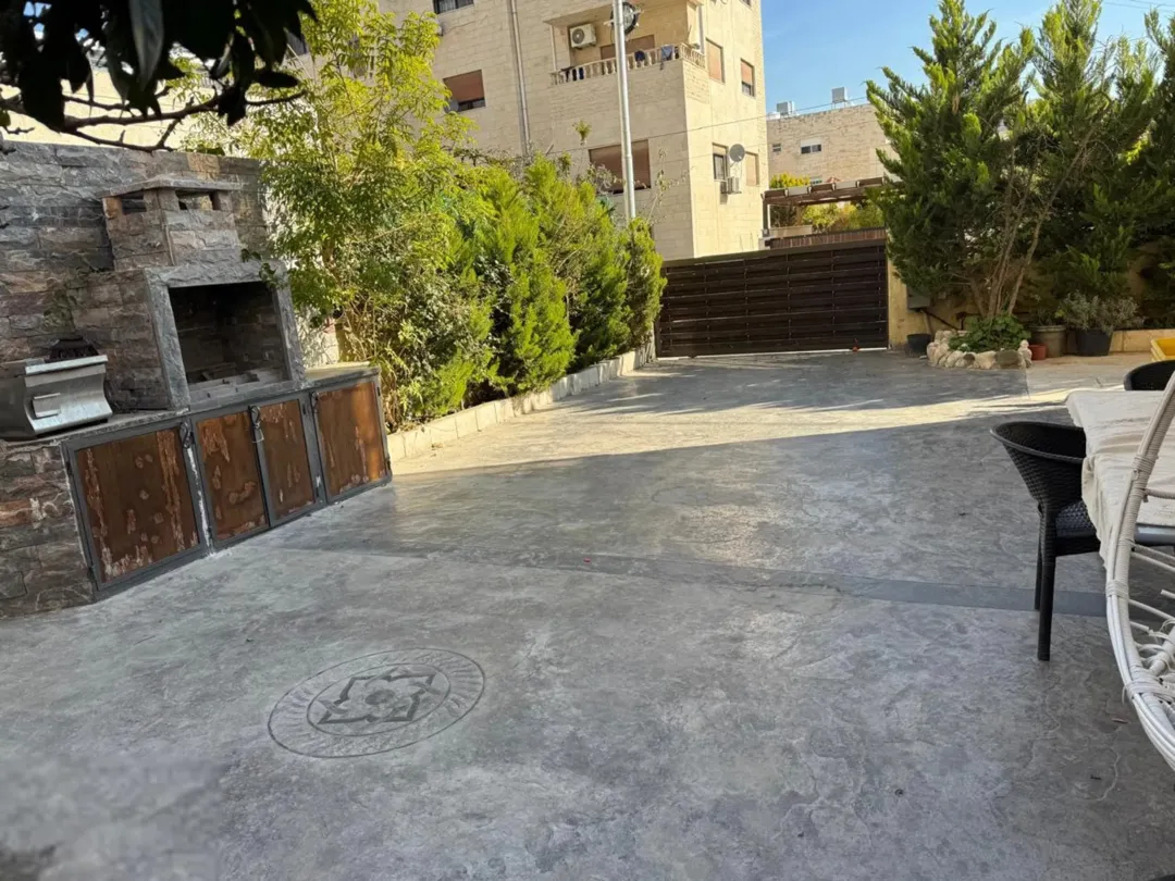 عمارة سكنية في شارع مكة عمارة 4 طوابق للبيع شقق طابقية 250 م2 بالاضافة ل رووف مطل و حديقة كبيرة