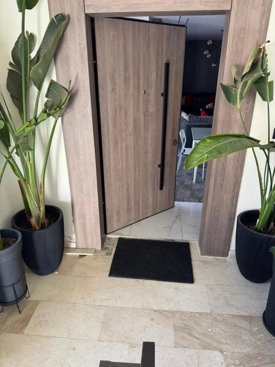 عمارة سكنية في شارع مكة عمارة 4 طوابق للبيع شقق طابقية 250 م2 بالاضافة ل رووف مطل و حديقة كبيرة